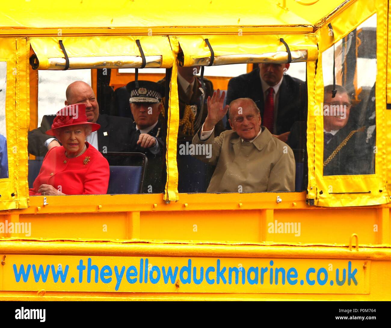 La REINE ET LE PRINCE PHILIP PROFITEZ D'UN TOUR SUR LE BUS DE CANARD JAUNE À LIVERPOOL AVANT DE QUITTER L'ALBERT DOCK SUR SON JUBILÉ D' Banque D'Images