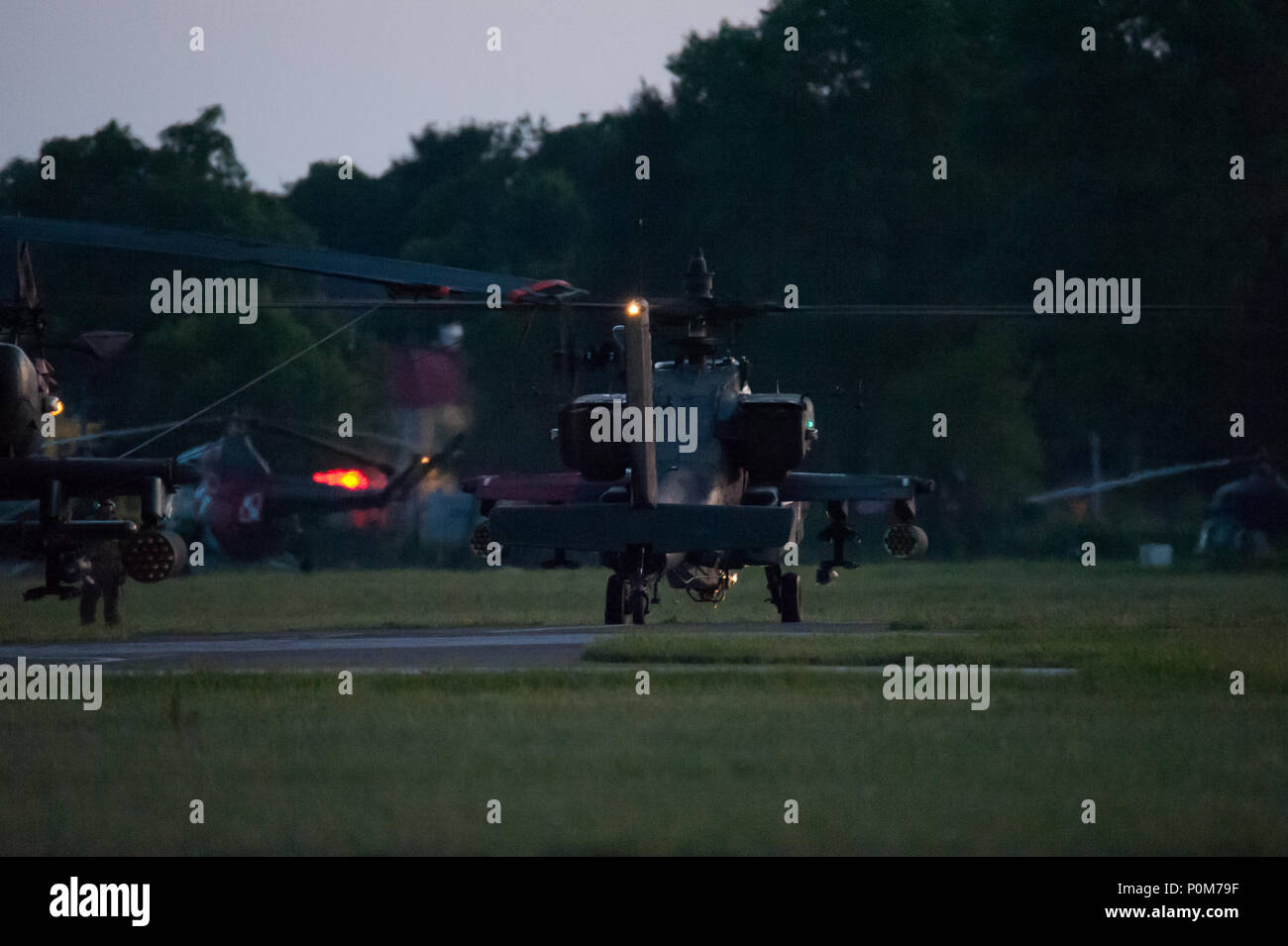 Les hélicoptères Apache AH-64 assigné à la Force Viper 1er Bataillon, 3e Régiment d'aviation, 12e Brigade d'aviation de combat Mener des opérations de nuit à l'aérodrome militaire à Inowroclaw, Pologne pendant la grève 18 Sabre, le 4 juin 2018. Grève de sabre 18 facilite la coopération entre les États-Unis, l'estonien, letton, lituanien, polonais et d'autres pays alliés et les pays partenaires à améliorer la capacité opérationnelle dans une variété de missions. L'exercice prépare les nations participantes et de ses unités pour des opérations futures, tout en renforçant l'alliance de l'OTAN. L'exercice de cette année prévoit 18 000 participants f Banque D'Images