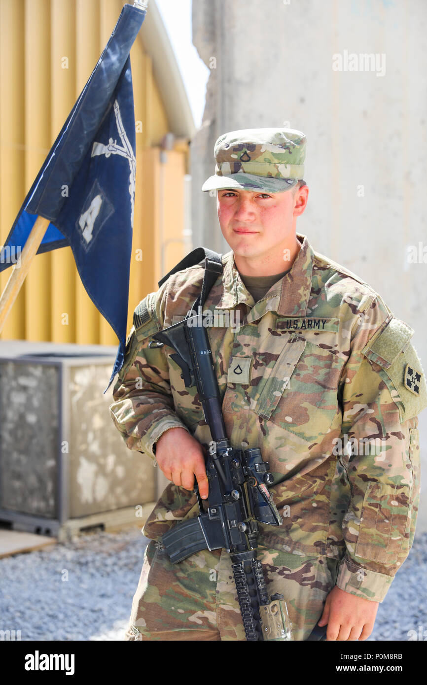 La FPC. Trenton Kreuger, un fantassin affecté à la Compagnie Alpha, 2e Bataillon, 12e Régiment d'infanterie, 2e Brigade Combat Team, 4e Division d'infanterie, pose pour la photo à Kandahar, en Afghanistan, le 1 juin 2018. Kreuger est dans le même bataillon et la brigade de son père, ancien sergent. Michael Kreuger, une fois servi et déployés avec il y a huit ans. (U.S. Photo de l'armée par le sergent. Neysa Canfield/TAAC-Sud Affaires publiques) Banque D'Images