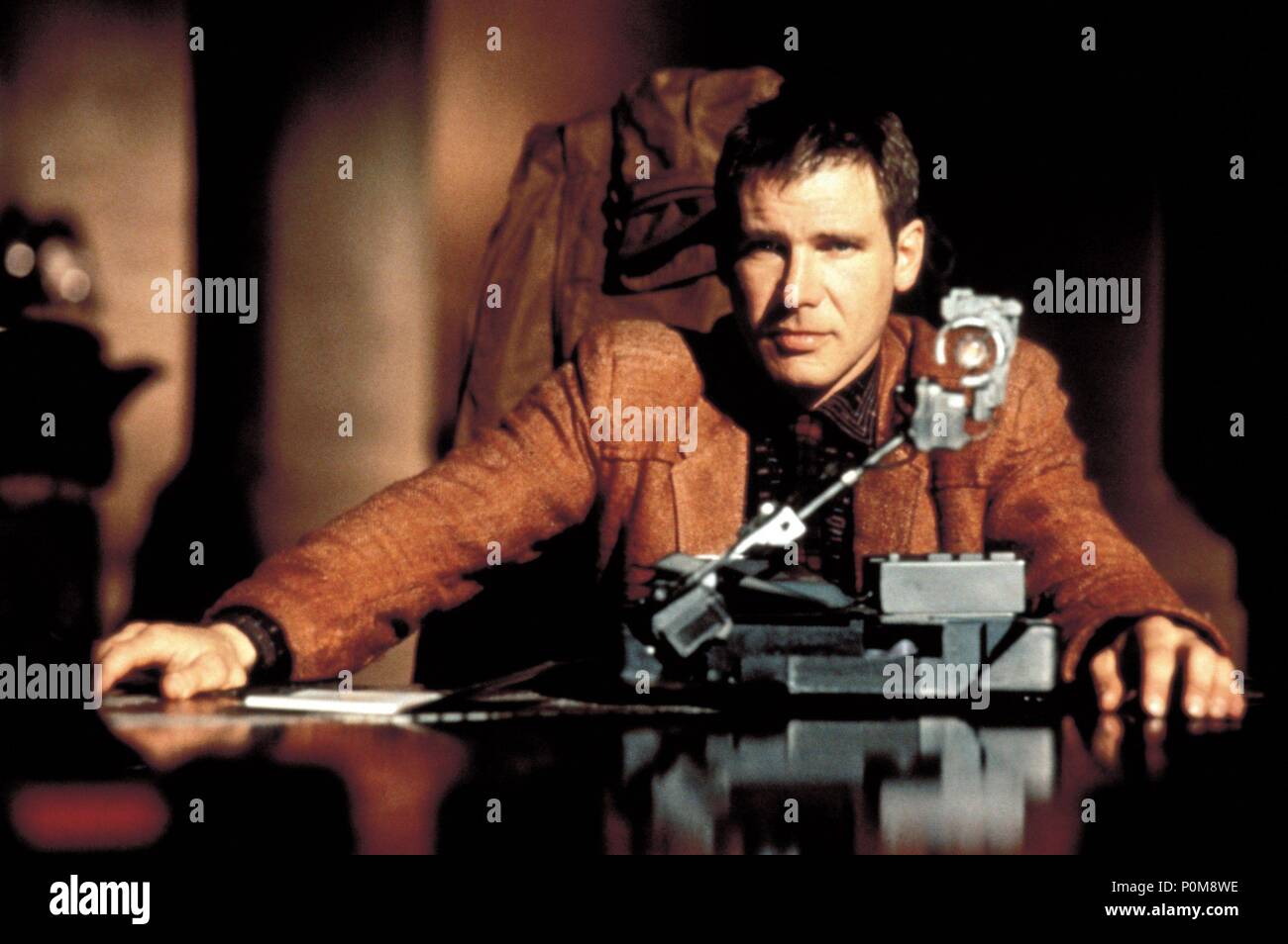 Titre original : Blade Runner. Titre en anglais : Blade Runner. Film Réalisateur : Ridley Scott. Année : 1982. Stars : HARRISON FORD. Credit : Ladd Company/WARNER BROS / Album Banque D'Images