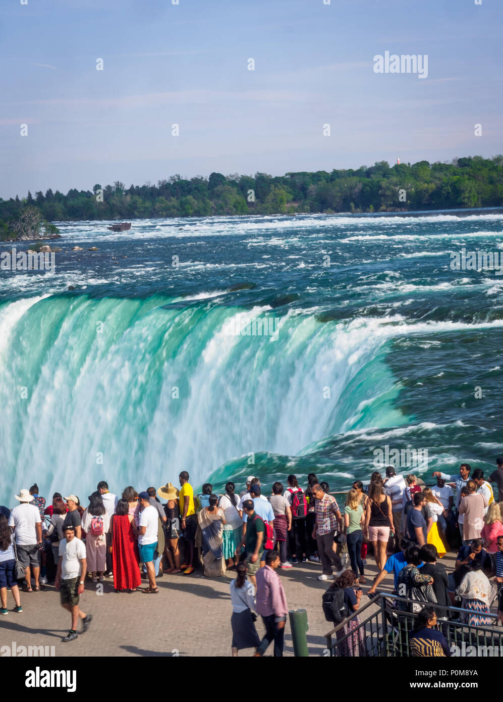 Les touristes regarder Horseshoe Falls à partir d'un point de vue à côté du Canada. Niagara Falls, Ontario, Canada. Cliché pris à partir d'une hauteur. Banque D'Images
