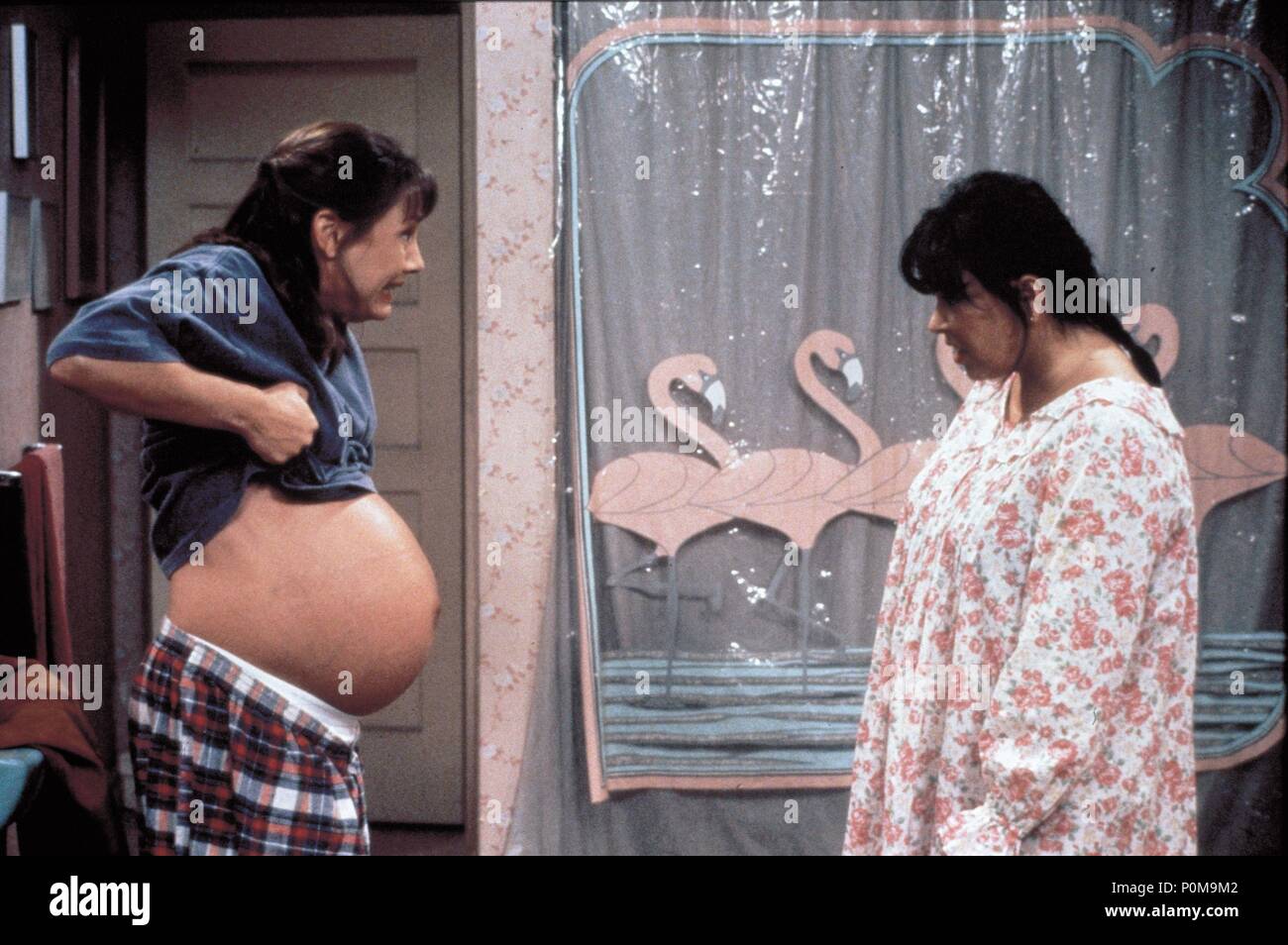 Titre original : Roseanne. Titre en anglais : Roseanne. Année : 1988. Stars : Roseanne Barr ; LAURIE METCALF. Credit : CASEY-WERNER CO./WIND DANCER PROD. / Album Banque D'Images