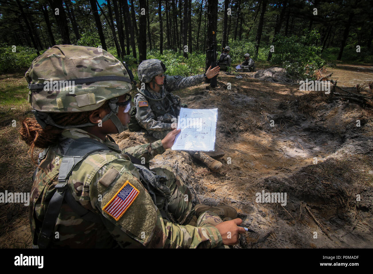 Le 250th Finance Detachment est une unité de la Garde nationale de l'armée du New Jersey responsable des opérations de soutien à la gestion financière. Le 5 juin 2018, les soldats mènent une formation de défense de base sous la 174e brigade d'infanterie à la base conjointe McGuire-dix-Lakehurst, New Jersey. L'image d'archives enregistre le personnel discutant des secteurs de tir dans le cadre de l'instruction de tactiques défensives pendant l'entraînement militaire organisé. Banque D'Images