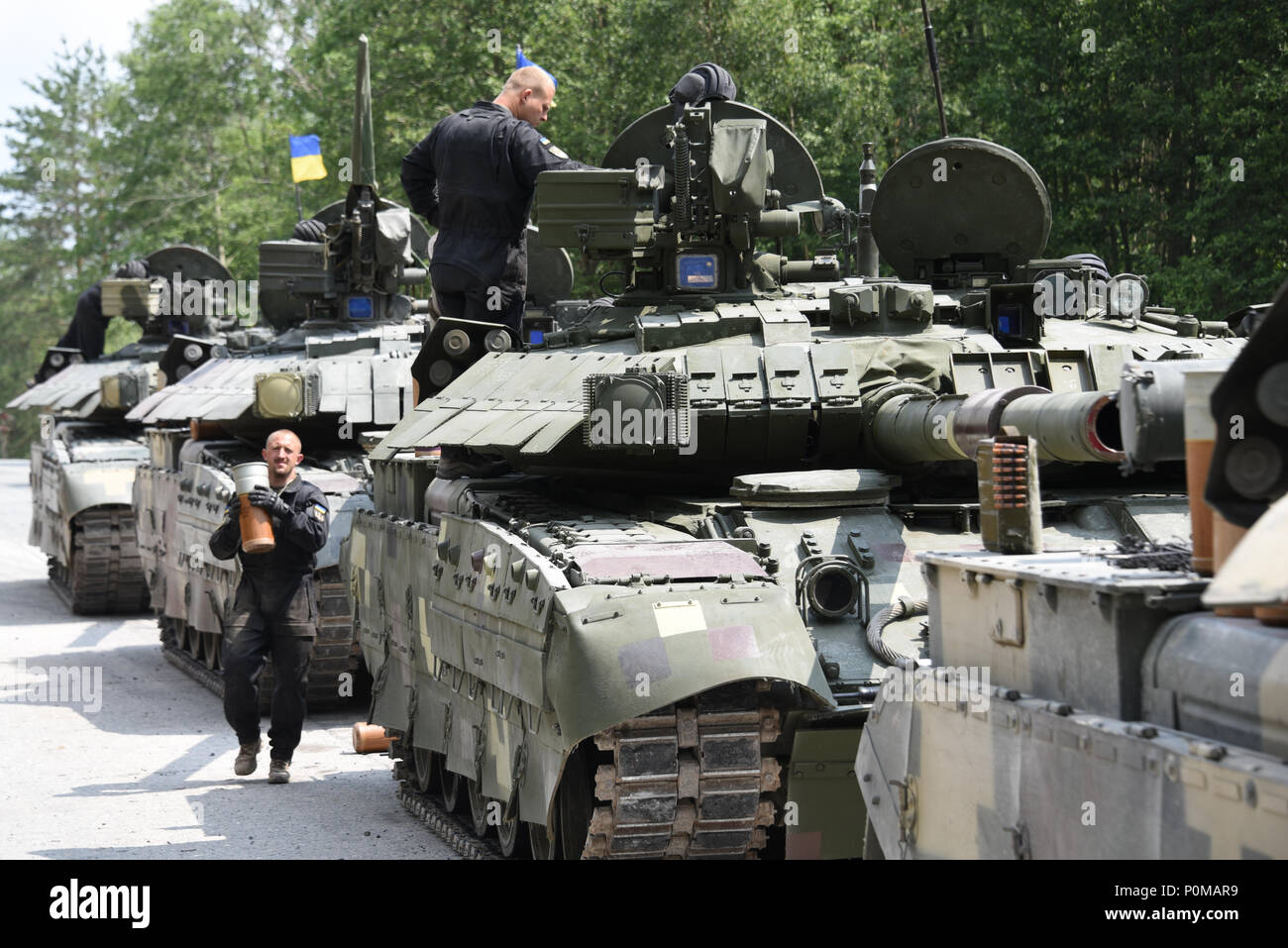 Les soldats ukrainiens avec la 1ère compagnie de chars, 14e Brigade mécanisée de charger les munitions pour les opérations défensives lane au cours de l'Europe forte Défi réservoir, 6 juin 2018. L'Europe de l'armée américaine et l'armée allemande co-hôte de la troisième Europe forte Défi Réservoir à Grafenwoehr Secteur d'entraînement, 3 juin - 8, 2018. L'Europe forte Tank est un événement annuel de formation conçus pour donner aux pays participants une dynamique, productif et agréable pour favoriser les partenariats militaires, forment les relations au niveau du soldat, et de partager des tactiques, techniques et procédures. (U.S. Photo de l'armée par Markus Rauche Banque D'Images