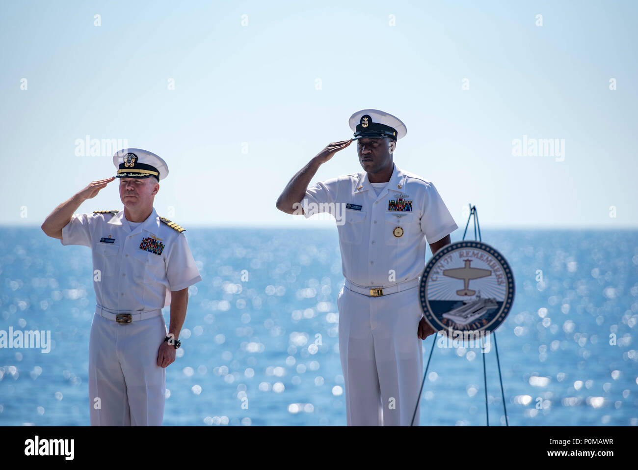 180606-N-UV609-0243 de l'OCÉAN ATLANTIQUE (6 juin 2018) Le capitaine Sean Bailey, gauche, commandant du porte-avions USS George H. W. Bush (CVN 77) et Master Chef Conseiller Marine Tyrone Jiles, droite, commandement par intérim master chief, rendre un hommage comme pre est joué au cours d'une cérémonie du souvenir du 76e anniversaire de la Bataille de Midway. Le navire est en cours d'entraînement de routine des exercices pour maintenir l'état de préparation de l'opérateur. (U.S. Photo par marine Spécialiste de la communication de masse 2e classe David Mora Jr.) Banque D'Images