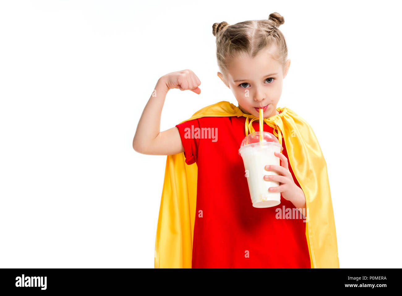 Peu de supergirl boire milkshake et montrant les muscles isolated on white Banque D'Images