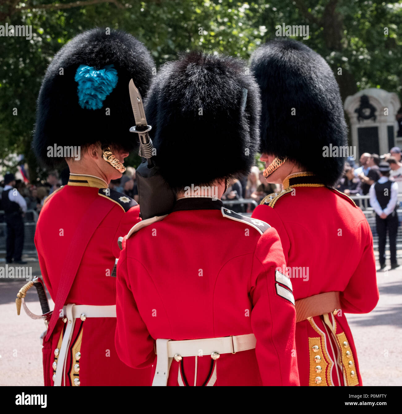 Trois soldats de la Garde royale en uniforme traditionnel et chapeaux en  peau d'avoir un chat pendant la parade la couleur cérémonie militaire,  Londres UK Photo Stock - Alamy
