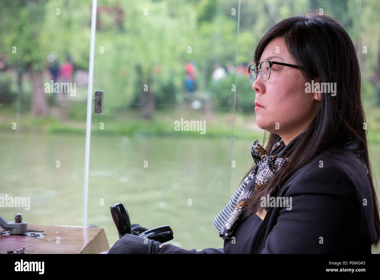 Yangzhou, Jiangsu, Chine. Pilote de bateau de plaisance, mince West Lake Park. Banque D'Images
