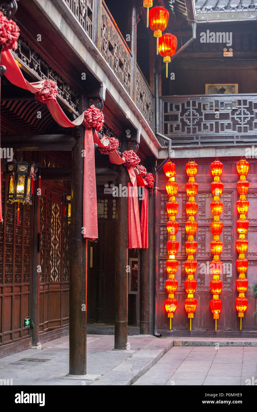Yangzhou, Jiangsu, Chine. Lanternes rouges traditionnels de la décoration de la cour intérieure du 19ème siècle maison de marchands de sel Lu Shaoxu. Banque D'Images
