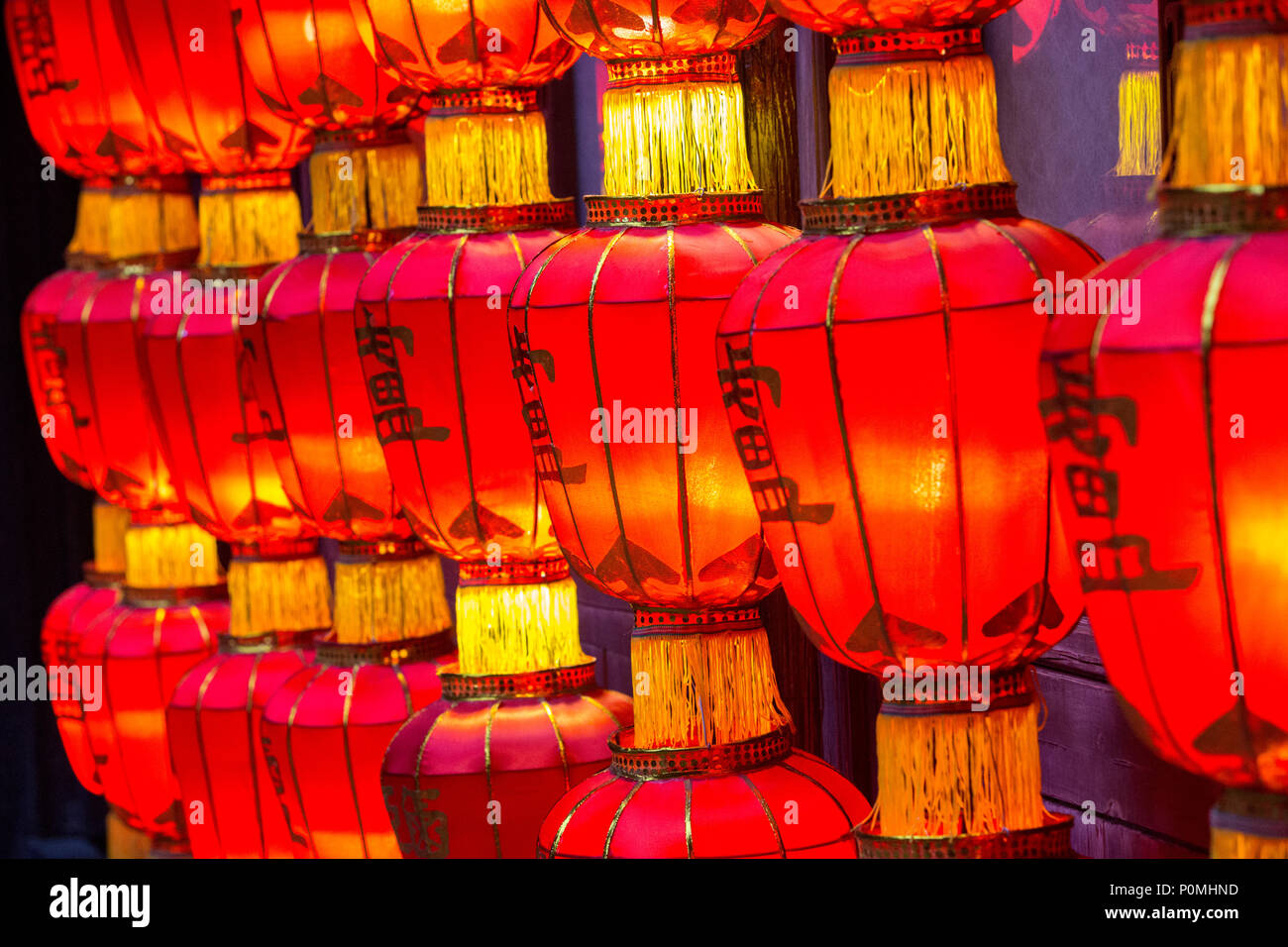 Yangzhou, Jiangsu, Chine. Lanternes rouges traditionnels décorer le 19ème siècle maison de marchands de sel Lu Shaoxu. Banque D'Images