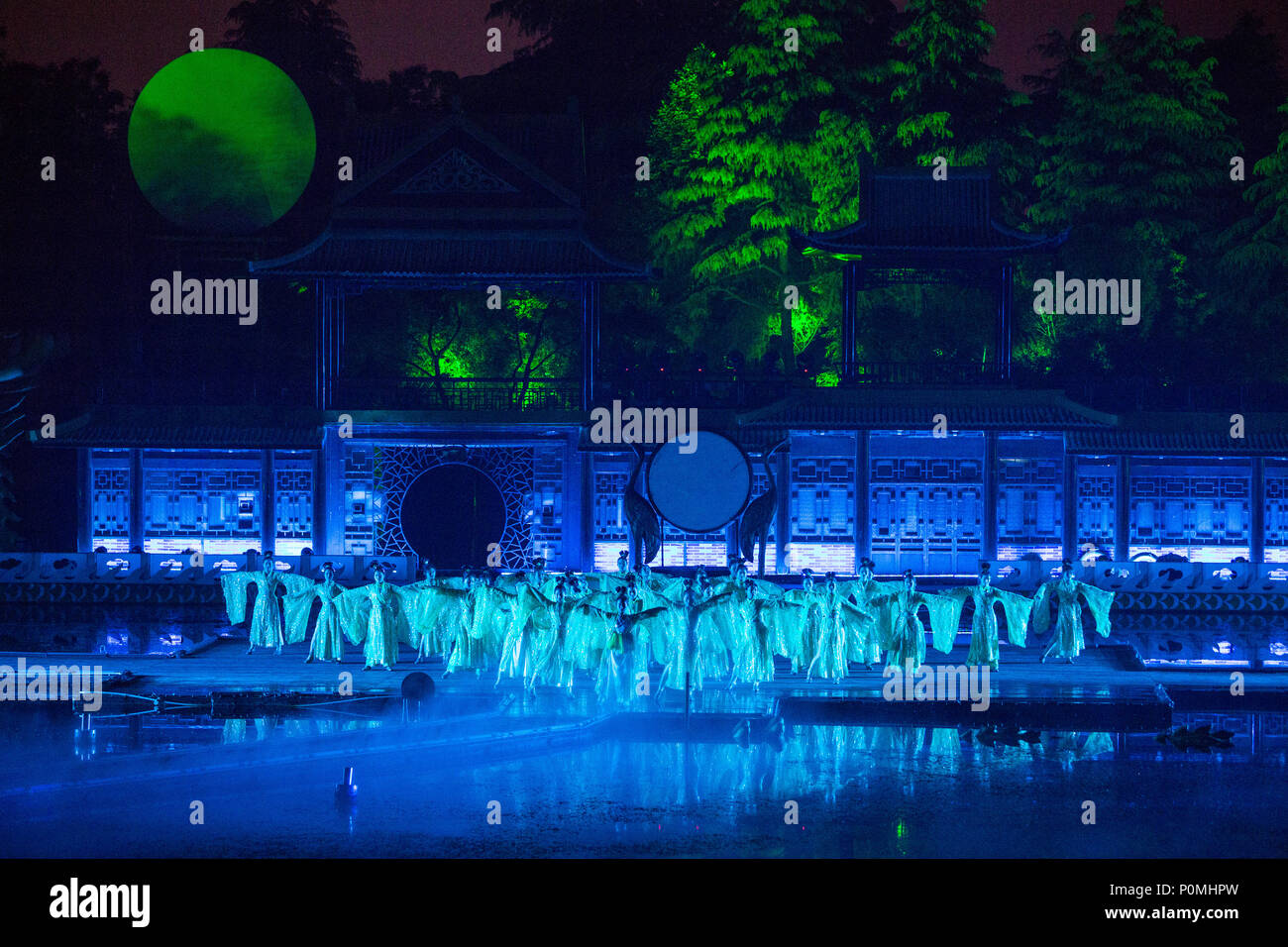 Yangzhou, Jiangsu, Chine. Spectacle de danse en soirée, 'Une nuit de lune et fleurs de printemps par la rivière." Banque D'Images