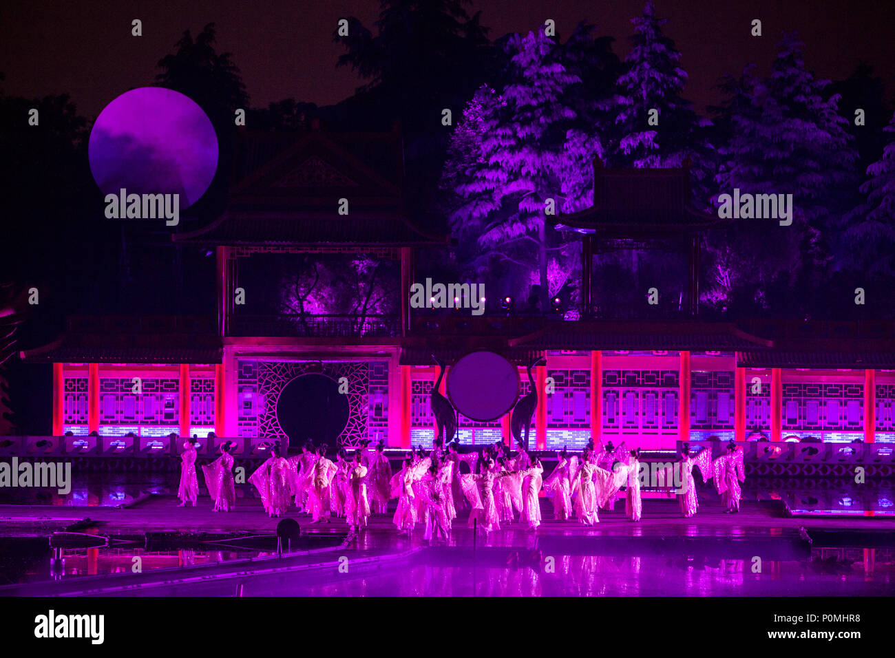 Yangzhou, Jiangsu, Chine. Spectacle de danse en soirée, 'Une nuit de lune et fleurs de printemps par la rivière." Banque D'Images
