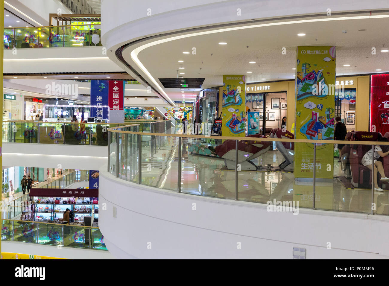 Yangzhou, Jiangsu, Chine. Wanda Shopping Mall, scènes d'intérieur. Banque D'Images