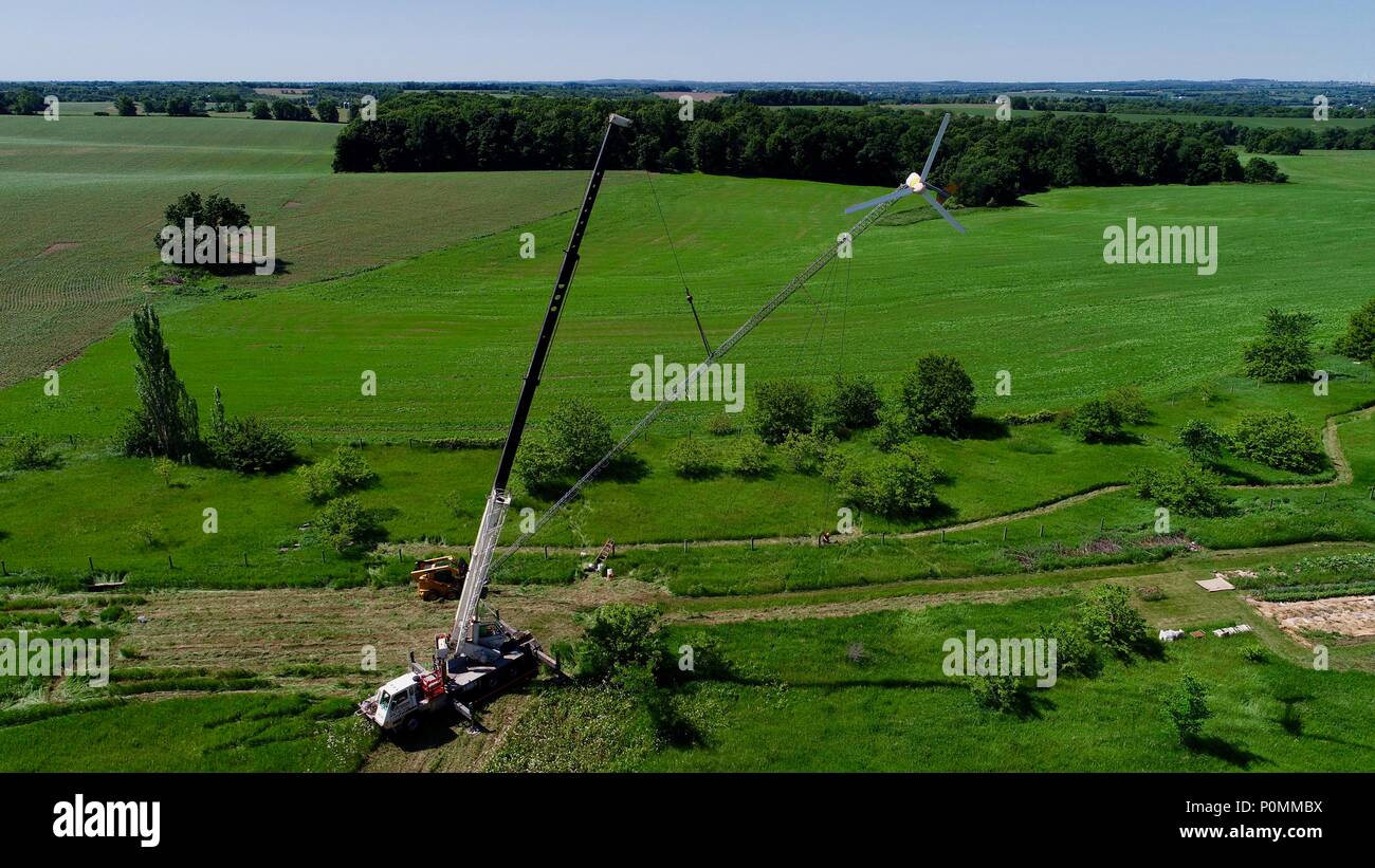 Drone aérien vue de 10 kW production d'électricité éolienne Bergey pour la ferme, la maison, l'été, à Auberge Serendipity bed and breakfast, In Browntown, WI, USA Banque D'Images