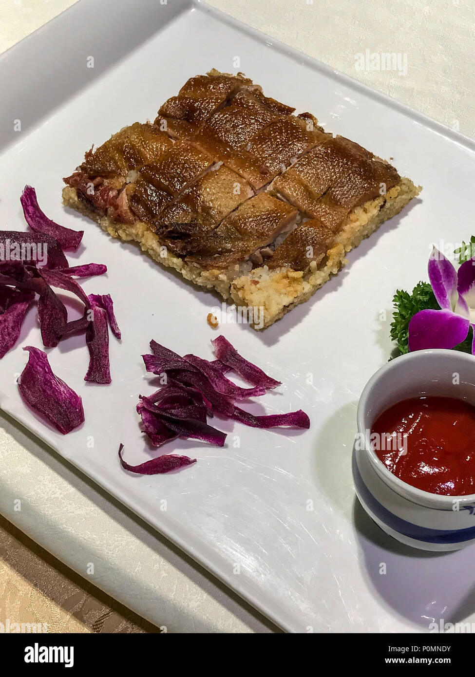 Yangzhou, Jiangsu, Chine. Canard rôti avec riz gluant. Banque D'Images