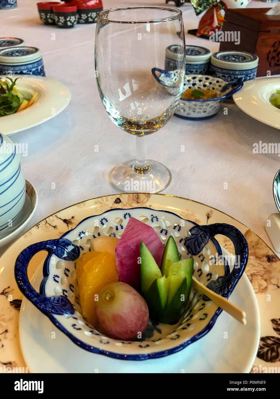 Yangzhou, Jiangsu, Chine. Amuse-bouche avant un dîner chinois : pastèque, melon, Raisin, et le concombre. Banque D'Images
