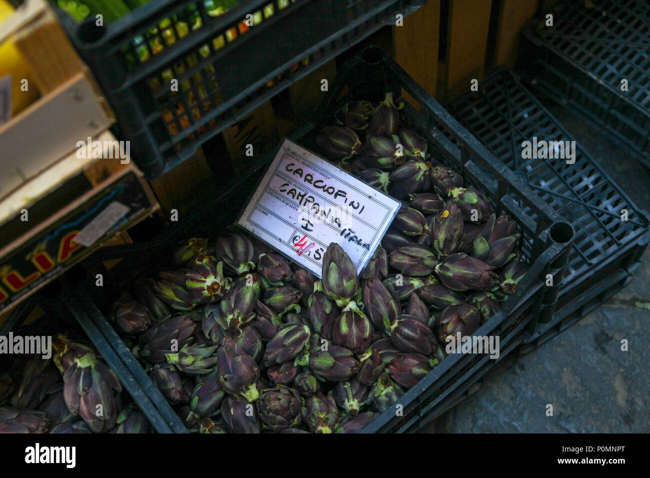Fiesole Artichauts A Vendre Dans Un Marche De Sorrente Qui Sont Une Variete D Artichaut Bebe Special Avec Une Riche Couleur Violet Photo Stock Alamy