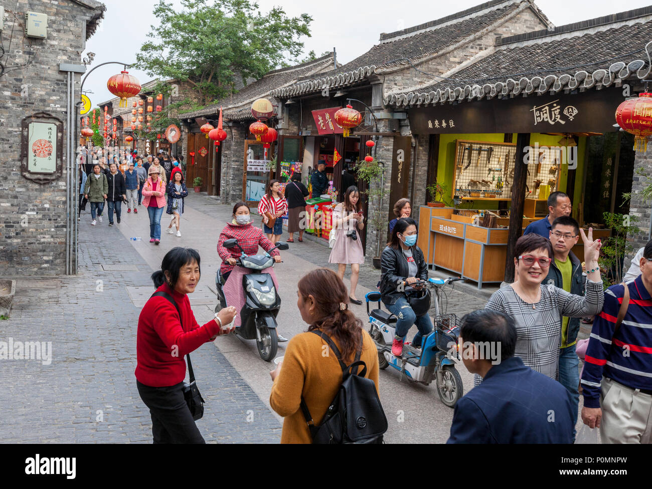 Yangzhou, Jiangsu, Chine. Dong Guan Scène de rue. Banque D'Images