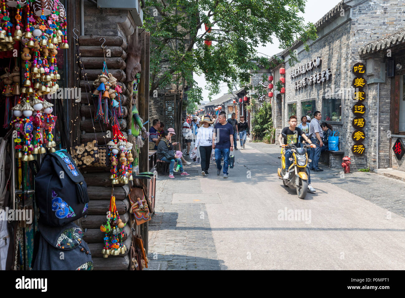 Yangzhou, Jiangsu, Chine. Dong Guan Scène de rue. Banque D'Images