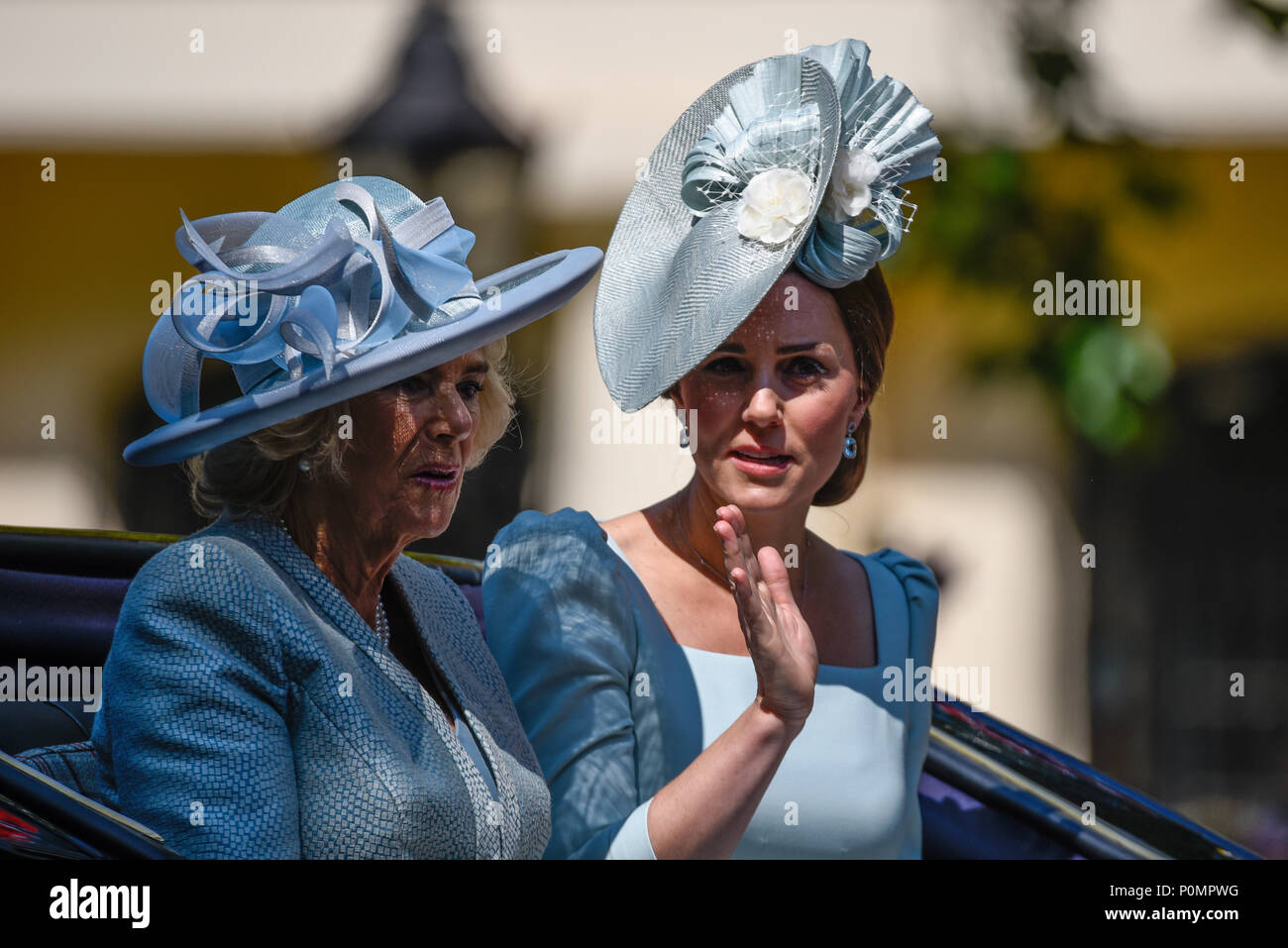 Trooping la couleur 2018. Duchesse de Cambridge, Kate Middleton, et Duchesse de Cornouailles Camilla Parker Bowles en calèche sur le Mall, Londres, Royaume-Uni Banque D'Images