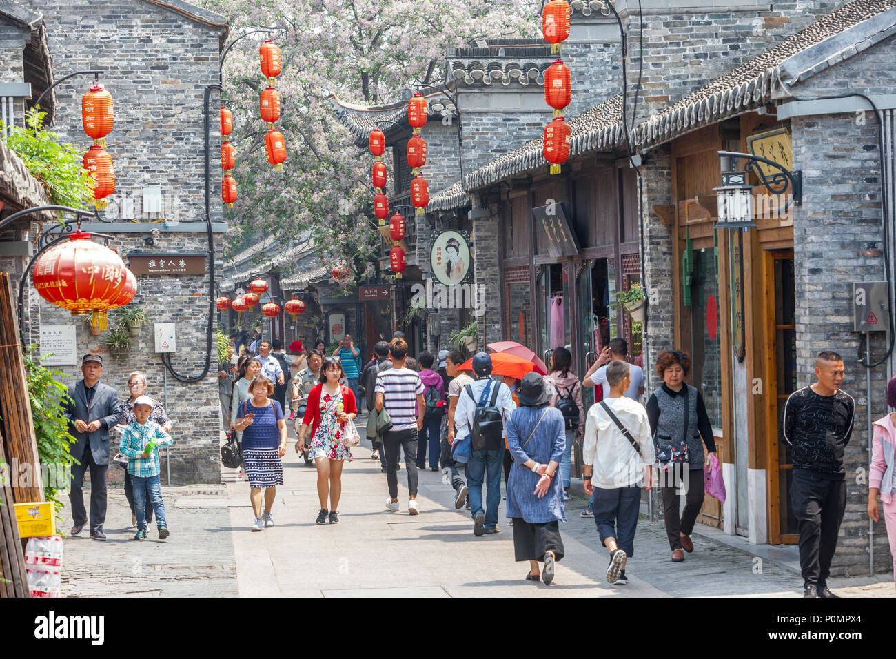 Yangzhou, Jiangsu, Chine. Dong Guan Scène de rue. Banque D'Images