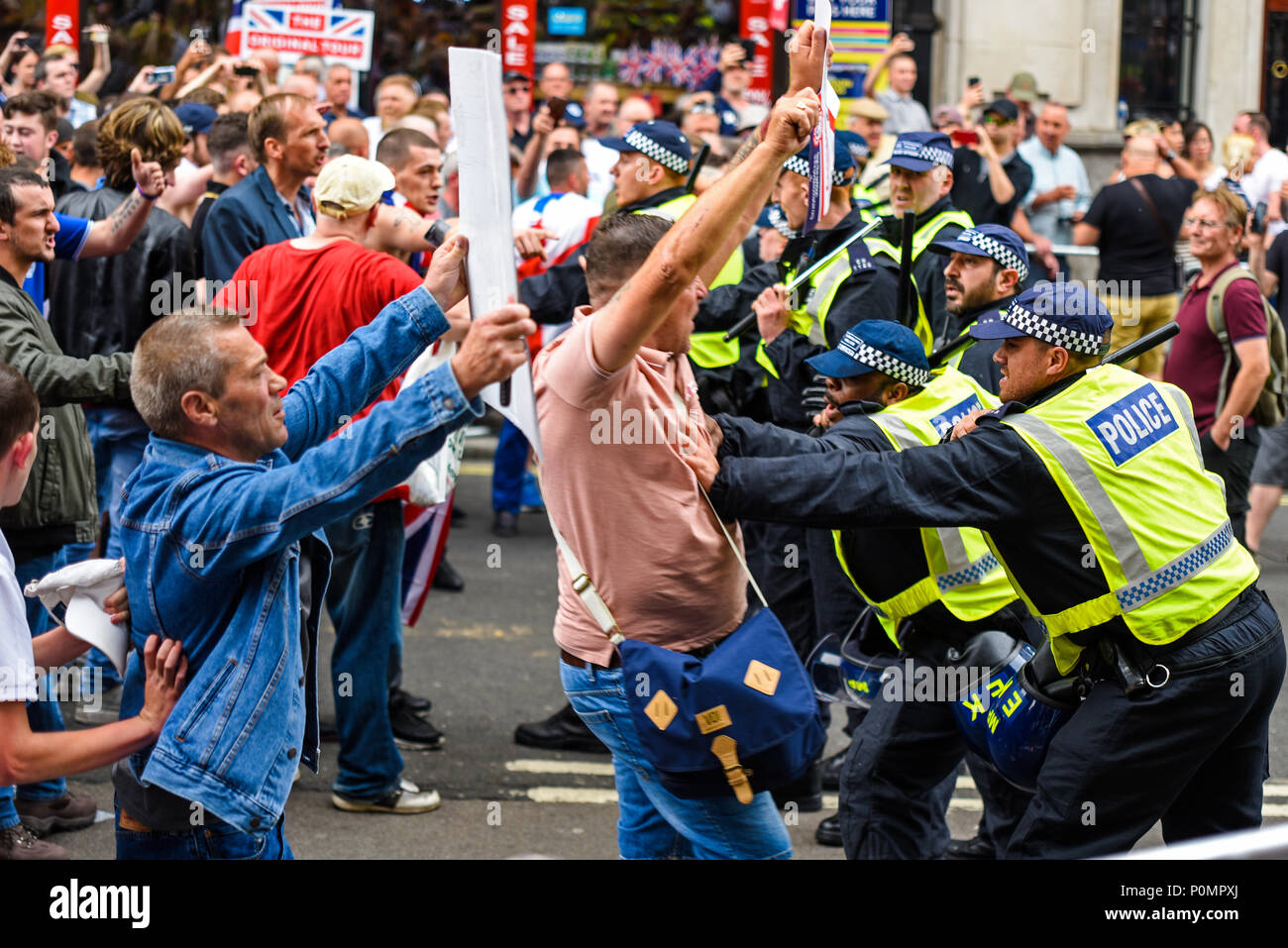 Des partisans de Tommy Robinson, comme l'EDL, ont protesté à Londres pour sa libération. Cela s'est parfois tourné vers la violence contre la police. 2018 Banque D'Images