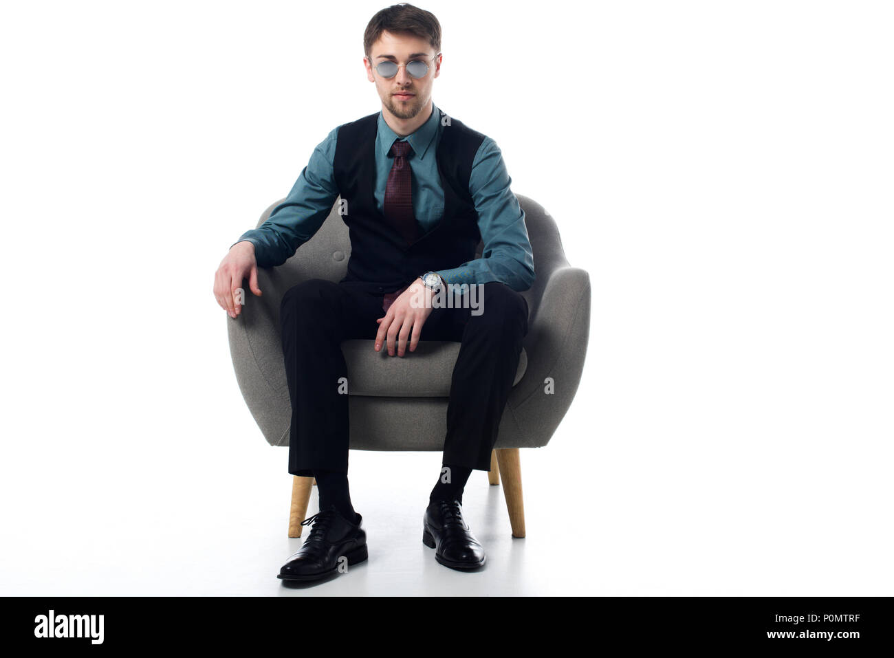 Espion lunettes élégant en sitting in armchair isolated on white Banque D'Images