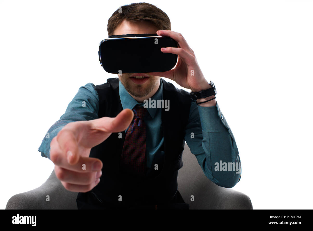 Portrait de l'agent dans la région de casque de réalité virtuelle sitting in armchair isolated on white Banque D'Images