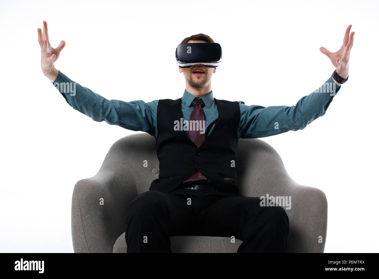 Portrait de l'agent dans la région de casque de réalité virtuelle sitting in armchair isolated on white Banque D'Images