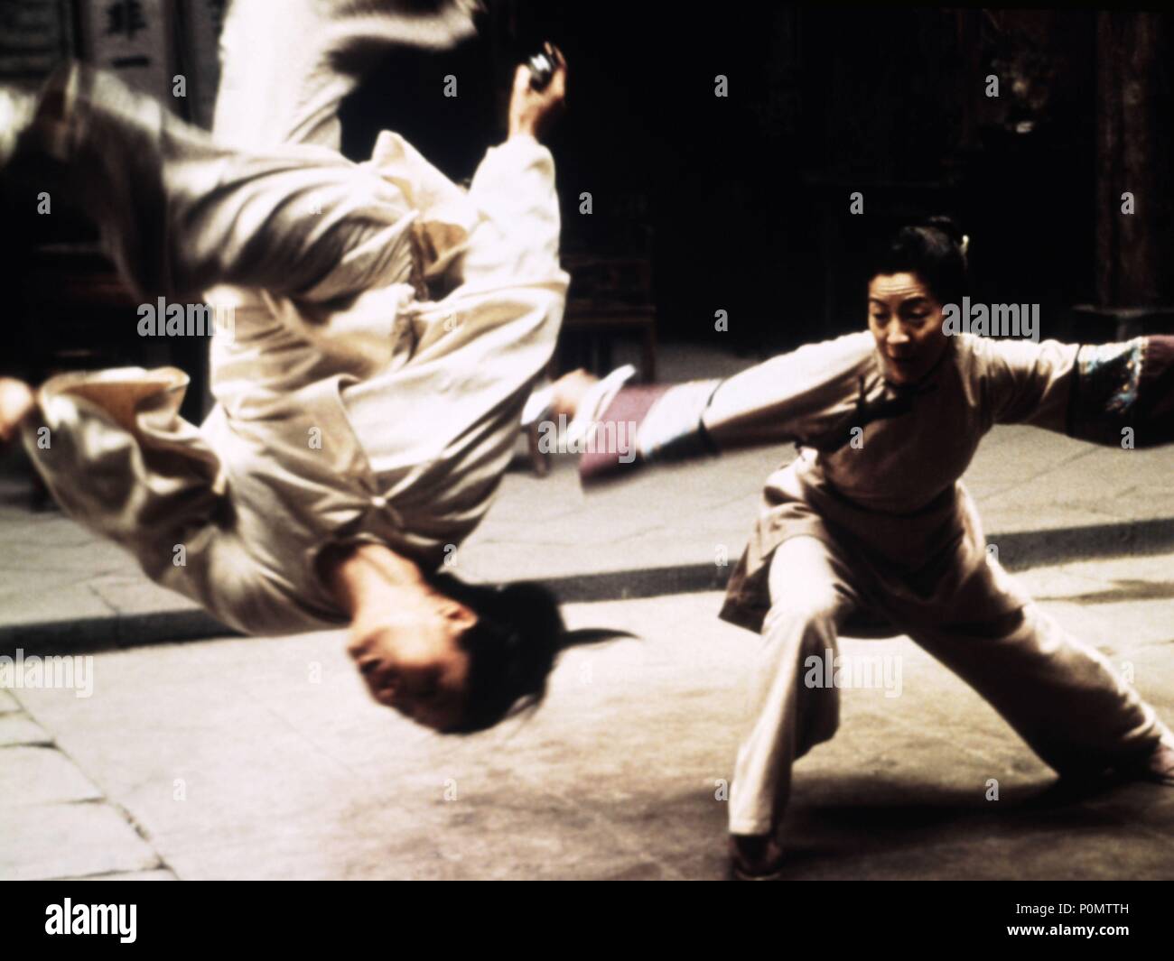 Titre original : WO HU CANG LONG. Titre en anglais : Crouching Tiger, Hidden Dragon. Directeur de film : ANG LEE. Année : 2000. Stars : Zhang Ziyi, Michelle Yeoh. Credit : COLUMBIA TRI STAR / Album Banque D'Images