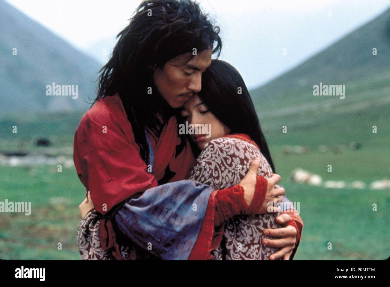 Titre original : WO HU CANG LONG. Titre en anglais : Crouching Tiger, Hidden Dragon. Directeur de film : ANG LEE. Année : 2000. Stars : Ziyi Zhang ; CHANG CHEN. Credit : COLUMBIA TRI STAR / Album Banque D'Images