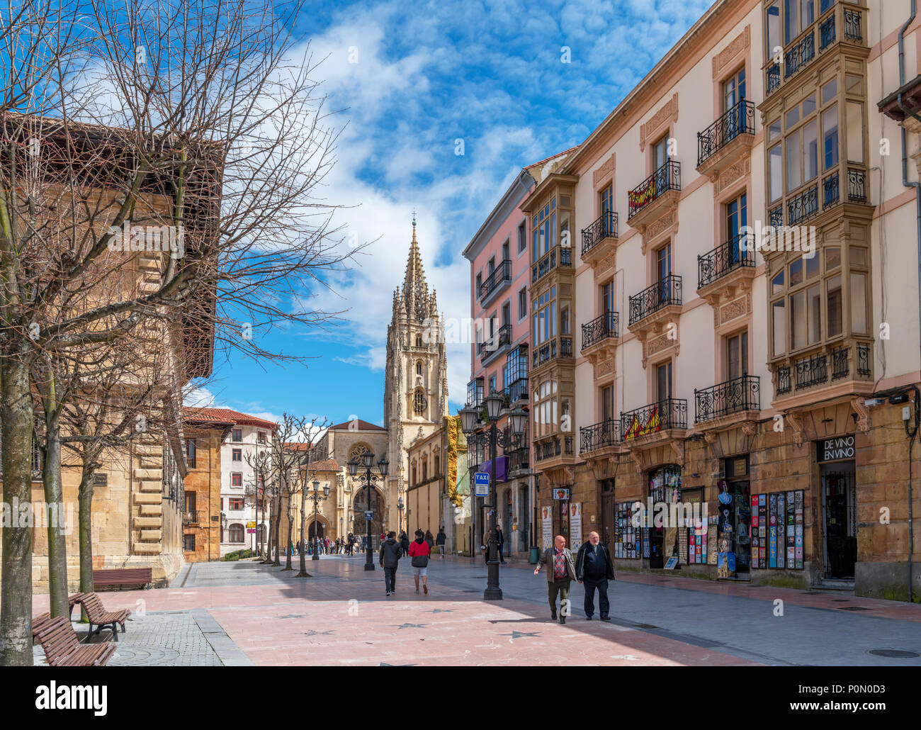 Voir la Calle Eusebio González Abascal vers Plaza Alfonso II el Casto et la cathédrale d''Oviedo, Oviedo, Asturias, Espagne Banque D'Images