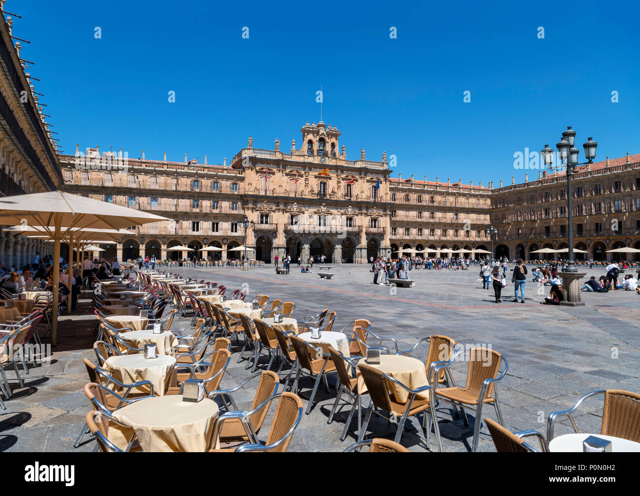 Salamanque, Espagne. Les cafés de la Plaza Mayor à la recherche en direction de l'Hôtel de Ville (Ayuntamiento), Salamanca, Castilla y Leon, Espagne Banque D'Images