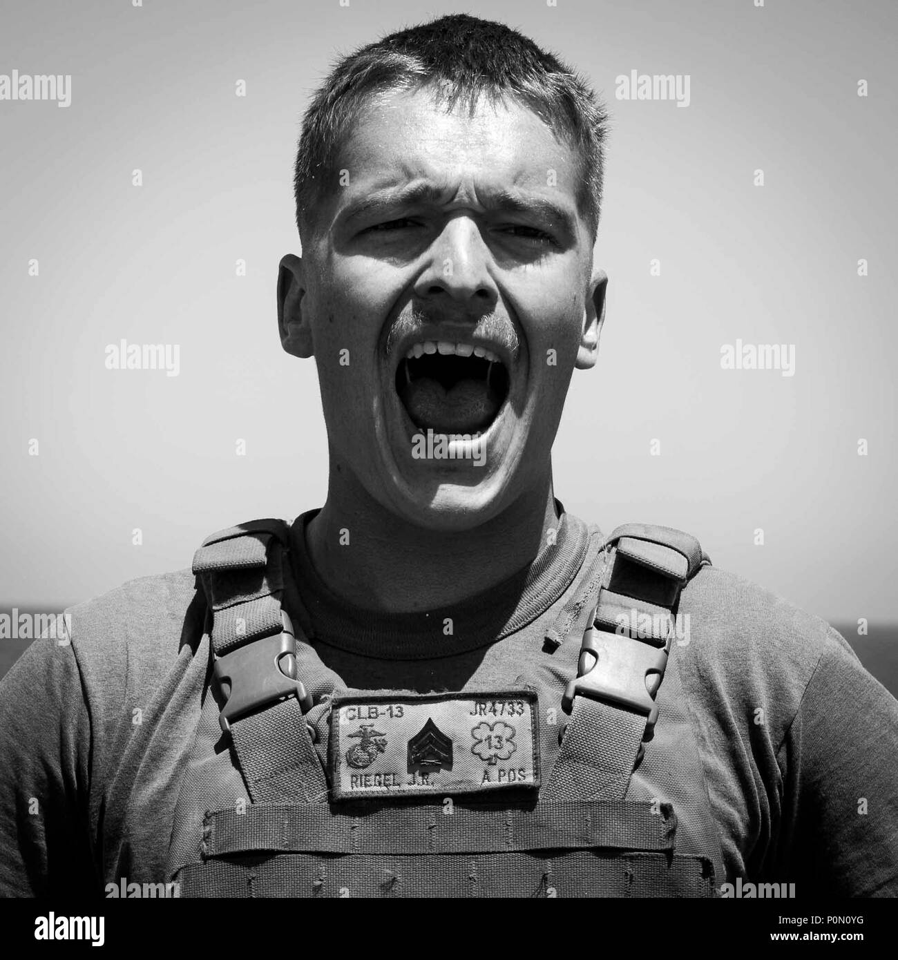 Le sergent des Marines des États-Unis. James Riegel, un assaut de mécanicien de véhicules amphibies avec du bataillon logistique de combat 13, 13e Marine Expeditionary Unit (MEU), crie une répétition au cours d'un exercice de conditionnement de combat en mer à bord de la classe Whidbey Island landing ship dock USS Rushmore (LSD 47), 1 juin 2018. Le groupe amphibie d'Essex (ARG) et 13e MEU mènent à la formation d'exercice de l'unité composite (COMPTUEX), l'exercice final avant le prochain déploiement des unités. Cet exercice valide l'ARG/MEU capacité de l'équipe d'adapter et de l'exécution de missions dans l'évolution constante, des environnements inconnus. Sur Banque D'Images