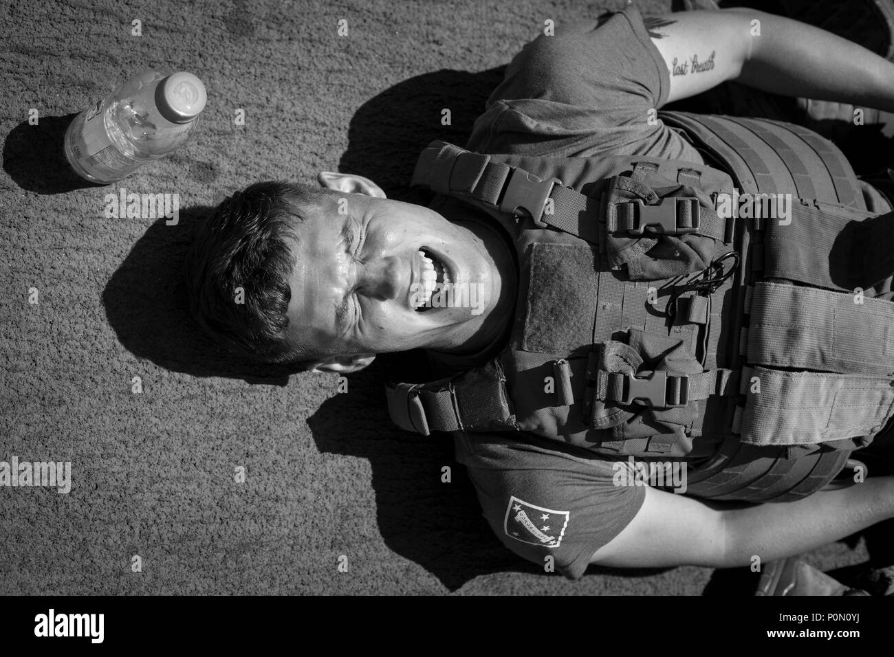 Le Corps des Marines des États-Unis. Riley Crider, un mortier avec l'équipe d'atterrissage bataillon maritime 3/1, 13e Marine Expeditionary Unit (MEU), revient après avoir fait une répétition au cours d'un exercice de conditionnement de combat en mer à bord de la classe Whidbey Island landing ship dock USS Rushmore (LSD 47), 1 juin 2018. Le groupe amphibie d'Essex (ARG) et 13e MEU mènent à la formation d'exercice de l'unité composite (COMPTUEX), l'exercice final avant le prochain déploiement des unités. Cet exercice valide l'ARG/MEU capacité de l'équipe d'adapter et de l'exécution de missions dans l'évolution constante, des environnements inconnus. Sur compl Banque D'Images