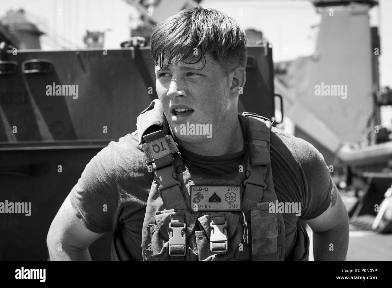 Le Caporal des Marines des États-Unis. Nathan Vasek, un spécialiste de l'assistance d'atterrissage avec du bataillon logistique de combat 13, 13e Marine Expeditionary Unit (MEU), repose dans combat entre ensembles de climatisation en mer à bord de la classe Whidbey Island landing ship dock USS Rushmore (LSD 47), 1 juin 2018. Le groupe amphibie d'Essex (ARG) et 13e MEU mènent à la formation d'exercice de l'unité composite (COMPTUEX), l'exercice final avant le prochain déploiement des unités. Cet exercice valide l'ARG/MEU capacité de l'équipe d'adapter et de l'exécution de missions dans l'évolution constante, des environnements inconnus. À la fin de l', COMPTUEX Banque D'Images