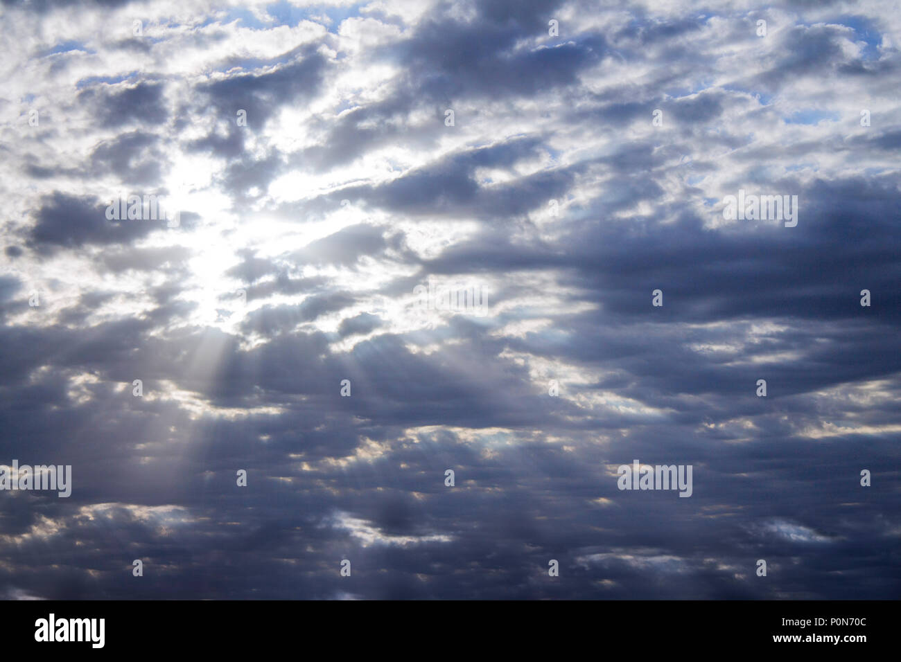 Photo de ciel bleu avec des nuages sur journée ensoleillée, ciel avec nuages et rayons de soleil Banque D'Images