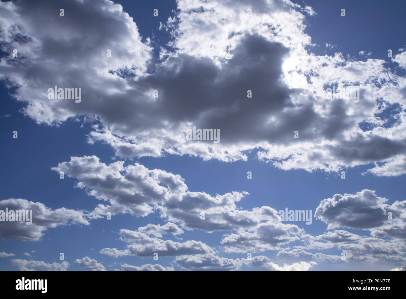 Photo de ciel bleu avec des nuages sur journée ensoleillée, ciel avec nuages et soleil Banque D'Images