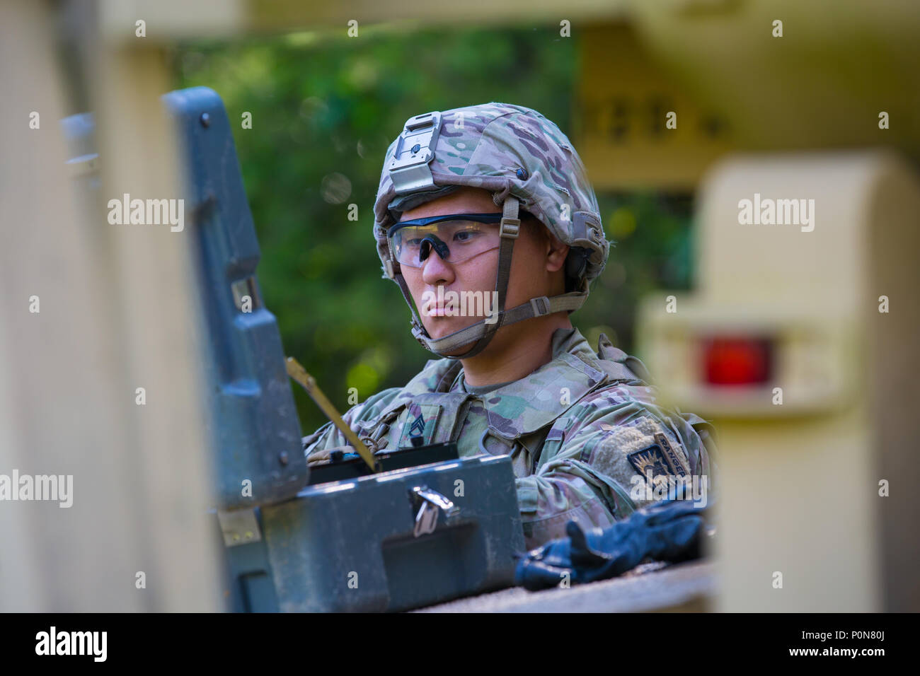 Le personnel. Le Sgt. Michael Hagberg un membre de l'équipe de l'enlèvement des explosifs et munitions, avec 704e compagnie de Fort Hood, TX., utilise un robot Talon pour trouver des dispositifs explosifs de circonstance à l'Ordnance 2018 Creuset, Fort A.P. Hill, en Virginie, le 5 juin 2018. Pyrotechniciens sont évalués sur les opérations et les tâches nécessitent de fournir à l'appui de NEM opérations terrestres unifiée pour éliminer et/ou réduire les menaces explosives. L'Ordnance creuset est conçu pour tester le travail d'équipe des soldats et les filons-couches de la pensée critique qu'ils s'appliquent des solutions techniques à des problèmes du monde réel l'amélioration de l'état de préparation de la force. (U.S. Photo de l'armée par la CPS. Nat Banque D'Images