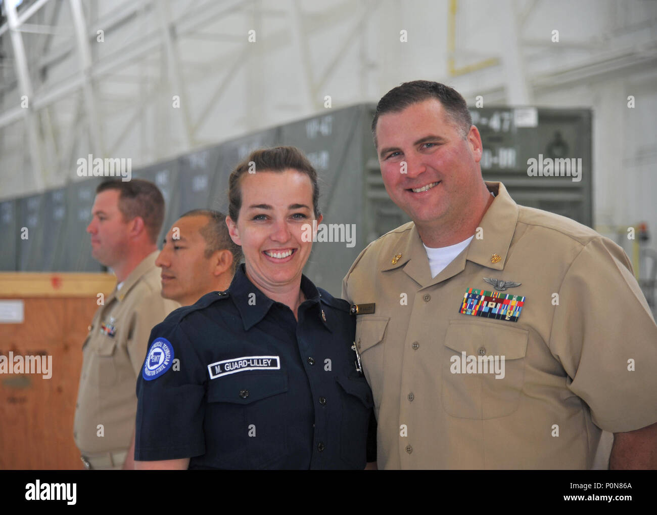 OAK Harbor, Washington (6 juin 2018) - Chef mécanicien (équipements structurels de l'Aviation) Ronald Lilley, joint à l'Escadron de patrouille (VP) 47, pose pour une photo avec sa femme au cours d'une cérémonie au hangar 6 sur Naval Air Station Whidbey Island (NASWI). VP-47 est un escadron de patrouille maritime en ce moment station à NASWI. Le Golden sabreurs battre le P-8A Poseidon, la première marine à long rayon d'action-sous-marine, de la plate-forme et ont pris la défense de la patrie en tant que 3e du soutien de la flotte La flotte du Pacifique et de la Garde côtière Objectifs du District 14. (U.S. Photo par marine Spécialiste de la communication de masse 1re classe Kevi Banque D'Images