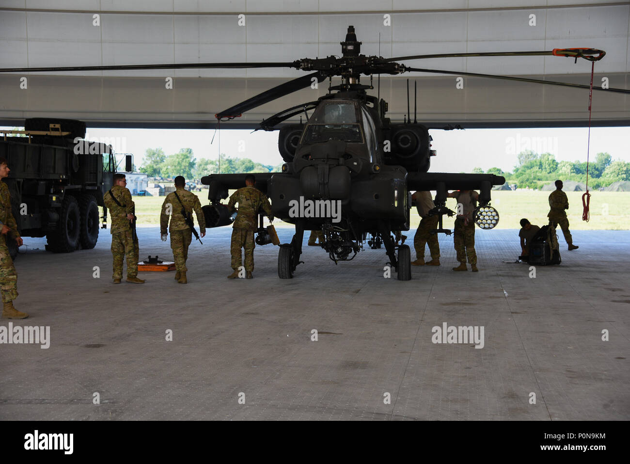 Des soldats américains avec la Task Force Viper 1er Bataillon, 3e Régiment d'aviation, 12e Brigade d'aviation de combat maintenir leurs hélicoptères Apache AH-64 lors de la grève 2018 Sabre à l'aérodrome militaire à Inowroclaw, Pologne, le 4 juin 2016. Grève de sabre 18 facilite la coopération entre les États-Unis, l'estonien, letton, lituanien, polonais et d'autres pays alliés et les pays partenaires à améliorer la capacité opérationnelle dans une variété de missions. L'exercice prépare les nations participantes et de ses unités pour des opérations futures, tout en renforçant l'alliance de l'OTAN. L'exercice de cette année prévoit des participants de 19 di Banque D'Images