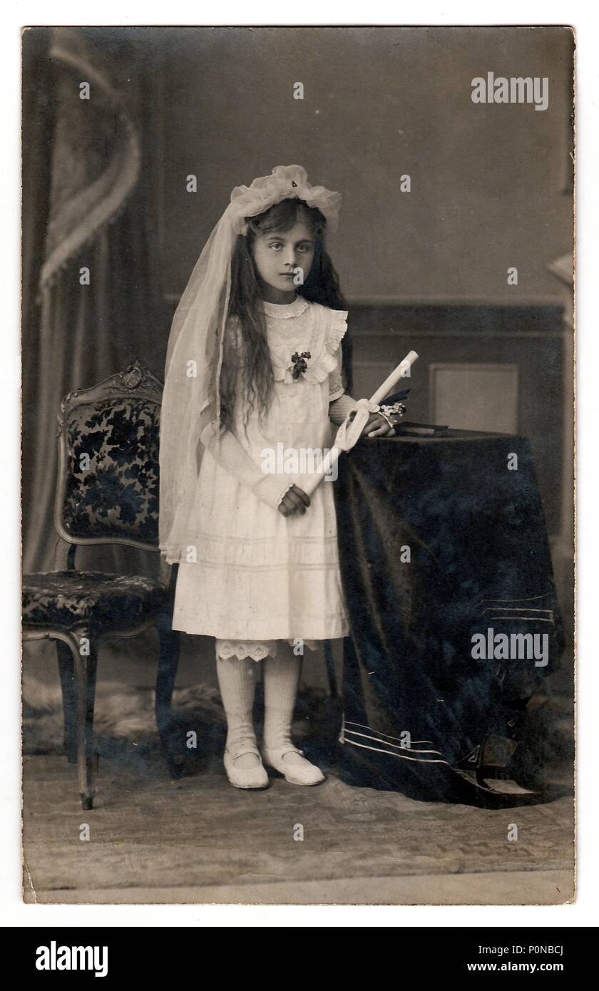 HODONIN, la République tchécoslovaque, vers 1930 : Vintage photo d'une jeune fille - sa première communion, vers 1930. Banque D'Images