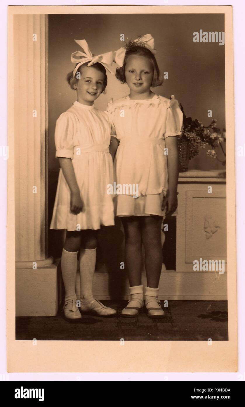 HODONIN, la République tchécoslovaque, vers 1945 : Une vintage photo de la jeunes filles - la première communion. Photo avec la teinte, vers 1945. Banque D'Images