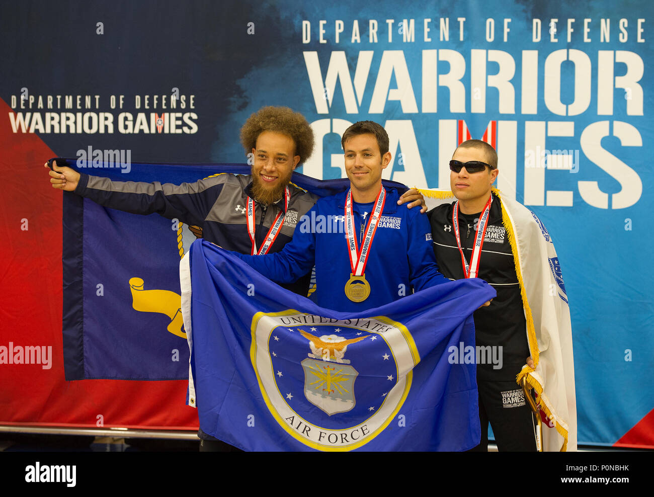 Le sergent-chef de l'US Air Force. Kenneth Guinn, de l'équipe de la Force aérienne, moyenne, pose après avoir remporté la médaille d'or de la marine de l'équipe avec Alan Thomas, médaillé d'argent, à gauche, et l'Armée de l'équipe de Sgt. Jonathan Weasner, médaillé de bronze, après avoir participé dans les 158 livres et moins de poids pour appuyer sur la banquette dans la dynamophilie compétition durant les Jeux, guerrier de la Défense le 5 juin 2018. Le guerrier des Jeux, qui aura lieu au 9 juin, à l'US Air Force Academy de Colorado, sont une compétition de style paralympique des blessés, des blessés et les membres en service de tous les secteurs de service et les équipes de cette année : Banque D'Images