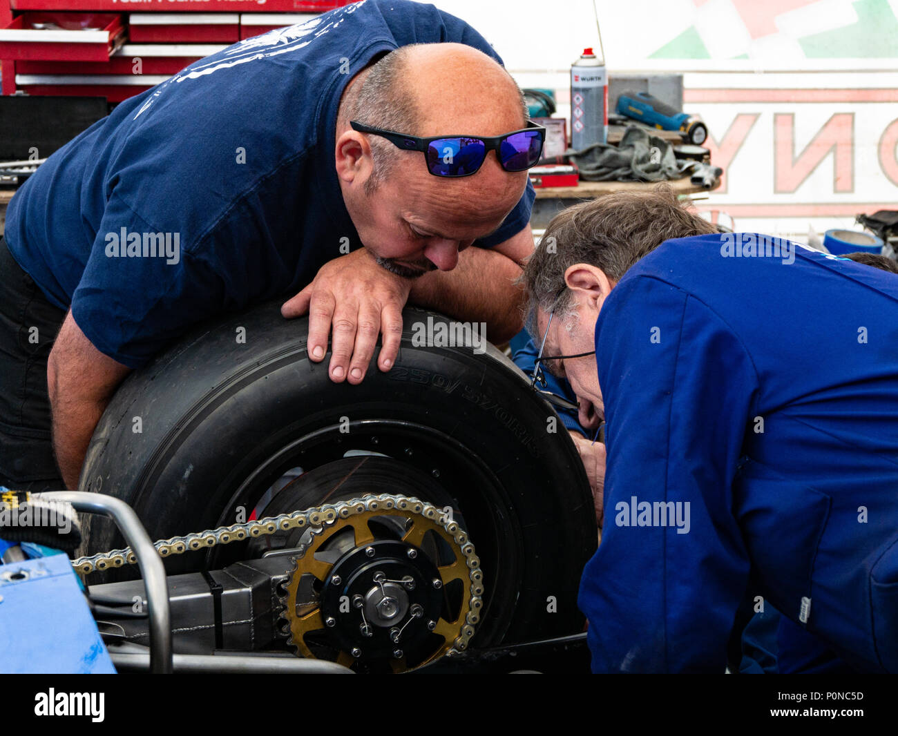 Fondation de l'équipe, à l'île de Man TT en 2018. Tourist Trophy course sur route, mécanique / ingénieurs / techniciens dans les stands / paddock Banque D'Images