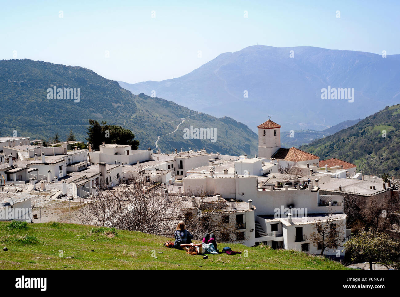 Le village de Capileira Alpujarran est situé en hauteur dans le Parc National de la Sierra Nevada en Espagne, Andalousie région. Banque D'Images