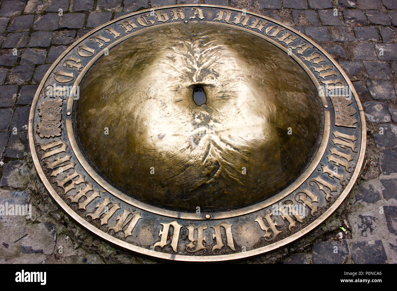 Le nombril d'or monument à une cour publique à Lviv, Ukraine Banque D'Images