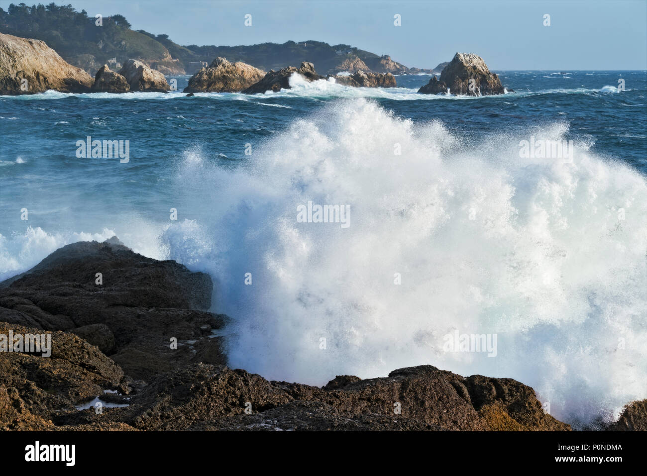 Grand soir les vagues déferlent contre la crique rocheuse à l'état de Point Lobos Parc naturel sur la péninsule de Monterey en Californie. Banque D'Images