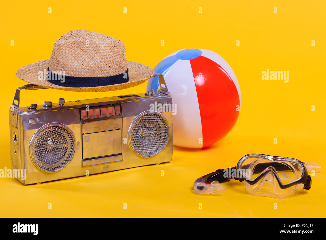 Magnétophone, hat, ballon de plage et faire de la plongée avec masque de plongée jaune isolé sur Banque D'Images