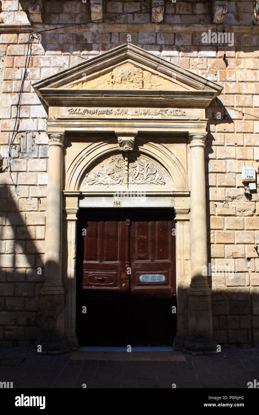Ancienne porte d'entrée principale des villas à Rethymno Crete Banque D'Images